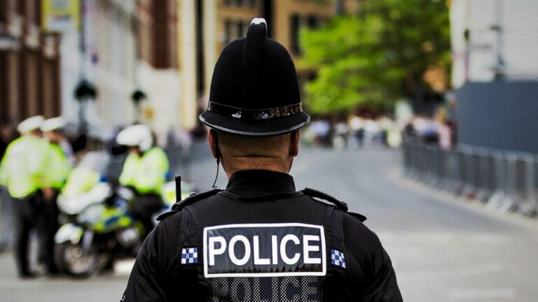 Un officier de police a été suspendu après la diffusion sur Internet d'une vidéo montrant un homme recevant des coups de pied et des coups de poing sur la tête à l'aéroport de Manchester. (Illustration) / King's Church International