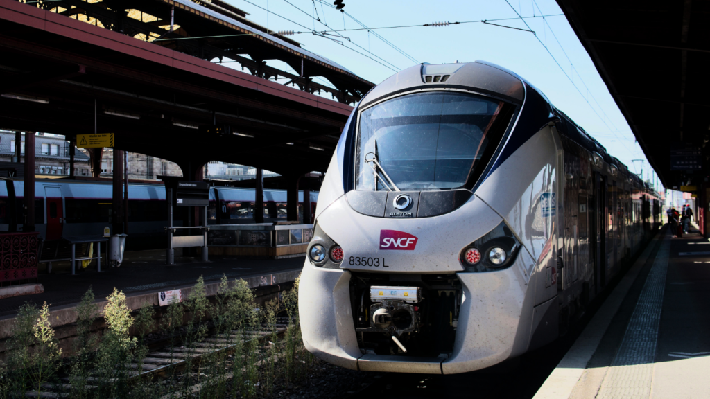 Un train SNCF arrete a la gare