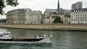 Mantes-la-Jolie (Yvelines), le 22 juillet. Samedi en fin d'après-midi, le corps d'un homme a été découvert enroulé dans un grillage, pieds et poings liés, dans la Seine, près de l'île aux Dames. © Carl Campbel