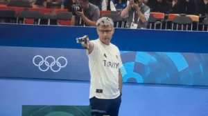 Yusuf Dikeç, le tireur Turc, lors de son épreuve aux JO Paris 2024. Capture d'écran