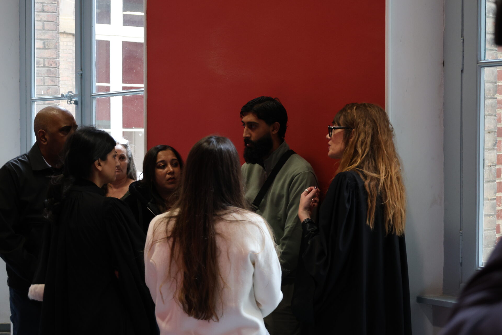 La famille de Shaïna Hansye, entour&eacute;e de ses avocats, &agrave; la cour d&rsquo;appel d&rsquo;Amiens, le 27 f&eacute;vrier 2025. &copy; D&Eacute;CHIFFREUR / DORIAN BELLER