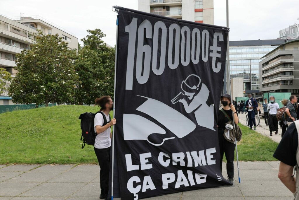 Banderole "1 600 000 euros, le crime &ccedil;a paie !" lors de la marche blanche du 29 juin 2024 &copy; LE FACTUEL / LF-DB