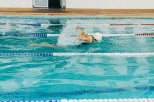 Une nageuse en train de faire du papillon dans une piscine (illustration)