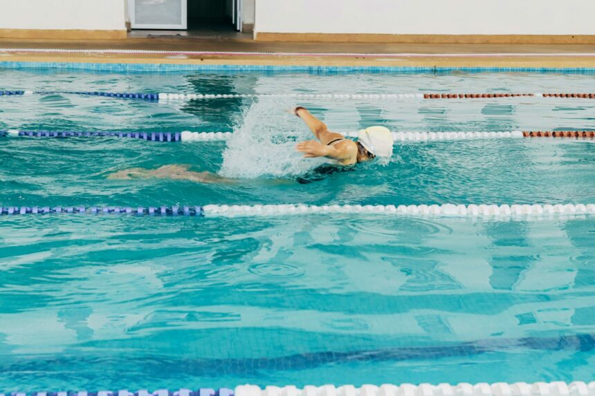Une nageuse en train de faire du papillon dans une piscine (illustration)