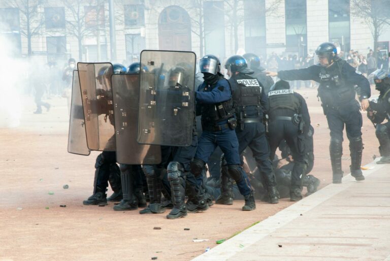 Des policiers portant des boucliers lors d'une manifestation à Paris