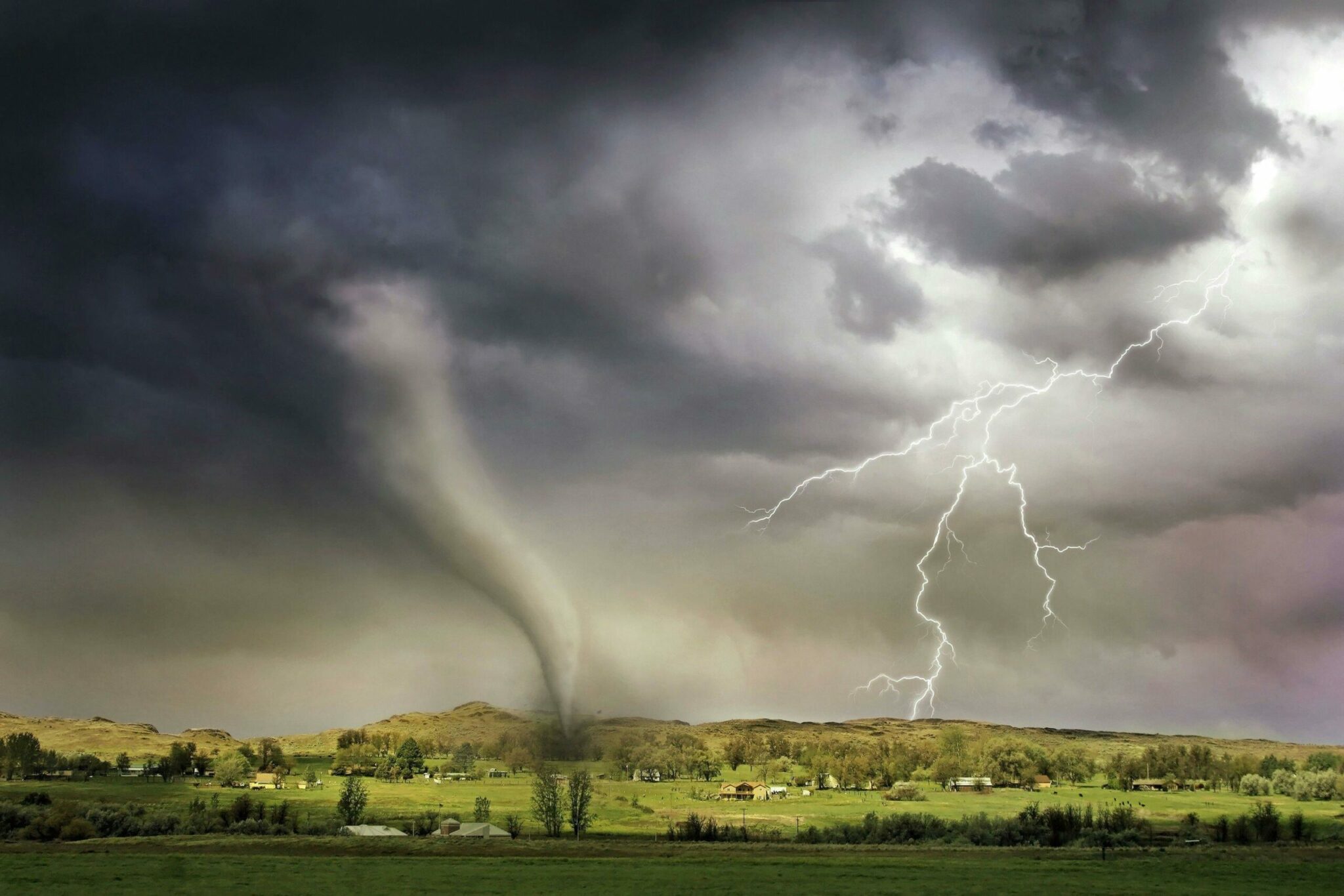 Cyclone frappant un village (illustration) © Ralph W. lambrecht