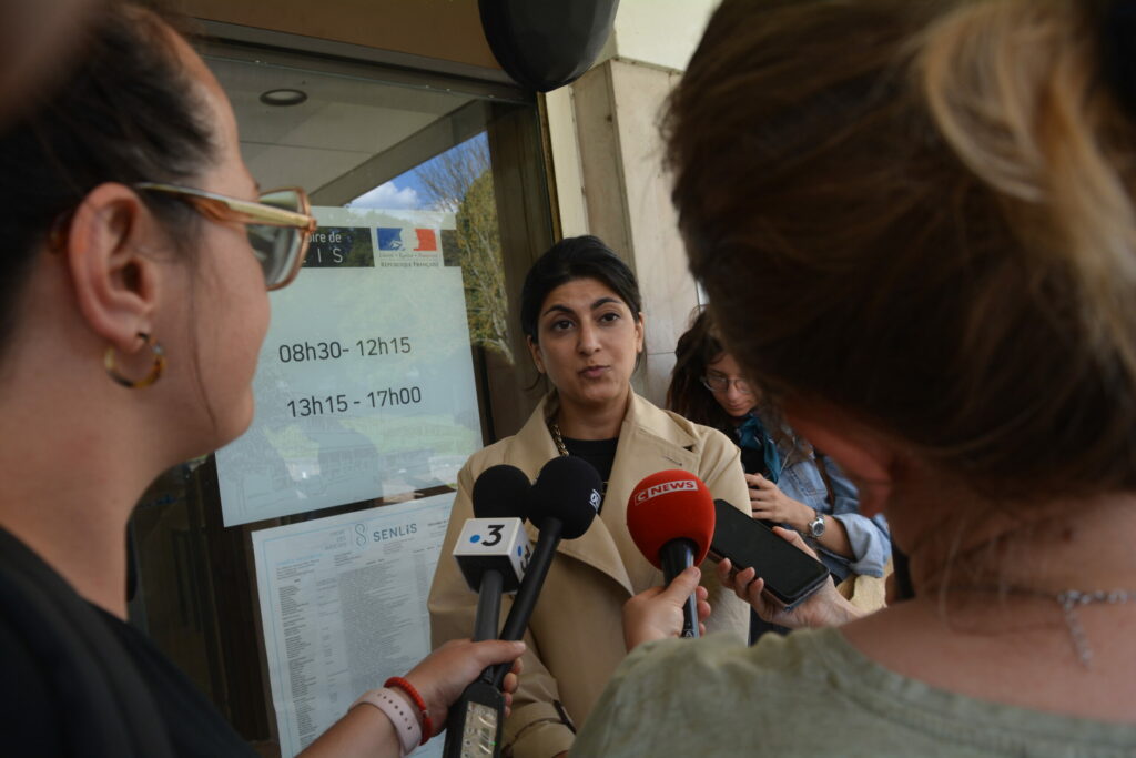 « Shaïna, histoire d’un mépris criminel », sur Arte.tv : une série documentaire sur l'affaire d’un abandon judiciaire jusqu’au drame 3 l’avocate de la famille de Shaïna Hansye, Me Negar Haeri , à la sortie du délibéré du jugement en première instance pour le passage à tabac de Shaïna quelques mois avant son assassinat © DECHIFFREUR / DB