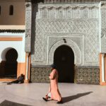 Personne marchant à côté d'une mosquée (illustration) © LUPXL / Andrea Koelink