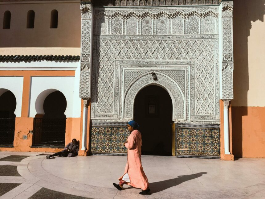 Personne marchant à côté d'une mosquée (illustration) © LUPXL / Andrea Koelink