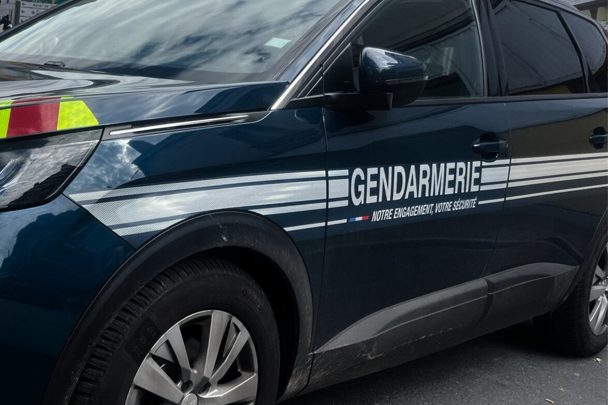 Voiture de la gendarmerie française, équipée et marquée aux couleurs officielles © DECHIFFREUR / Anthony BONDON