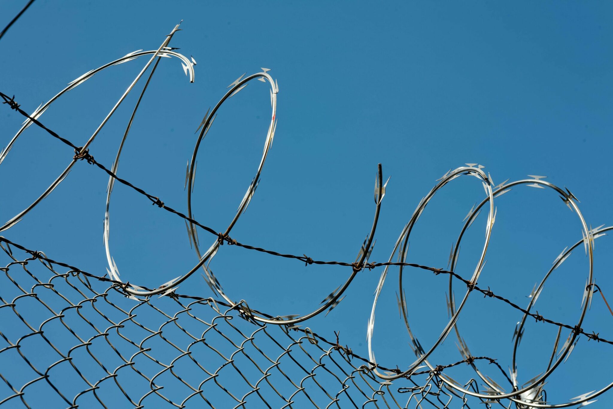 Barbelés installés sur les façades des prisons (illustration) © David Levinson / LUPXL