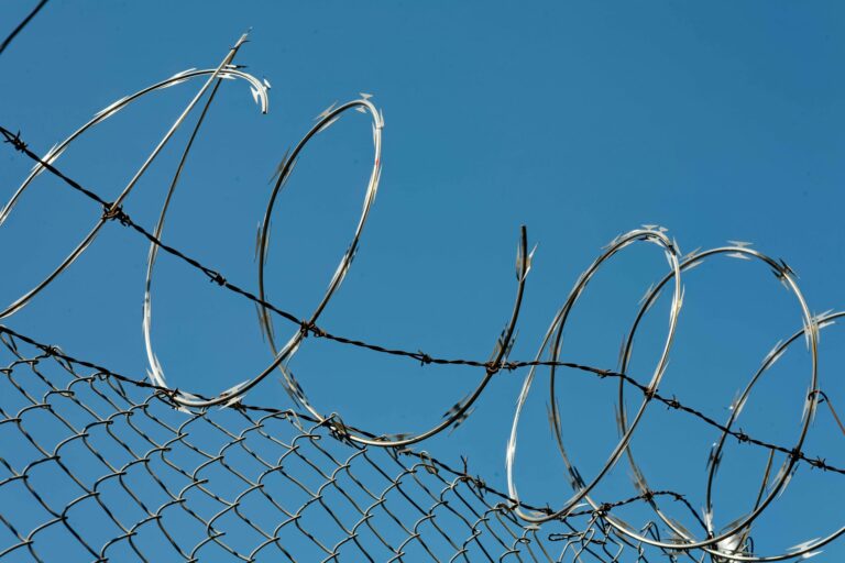 Barbelés installés sur les façades des prisons (illustration) © David Levinson / LUPXL