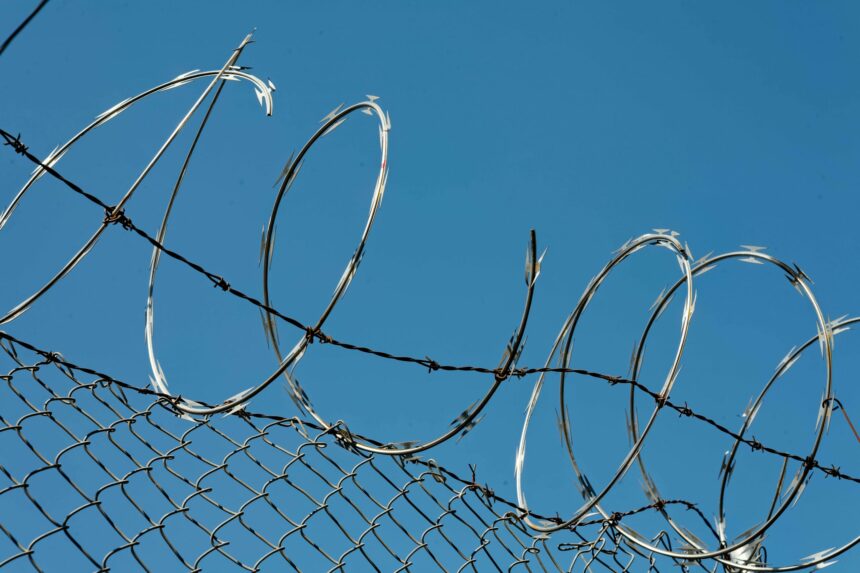Barbelés installés sur les façades des prisons (illustration) © David Levinson / LUPXL