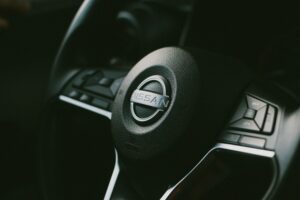 Gros plan d'un volant Nissan (illustration) © Far MWX / LUPXL