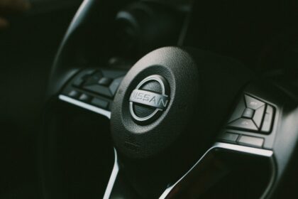 Gros plan d'un volant Nissan (illustration) © Far MWX / LUPXL