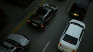 Illustration. Voitures sur l'autoroute © Mavera zehra Çoşkun