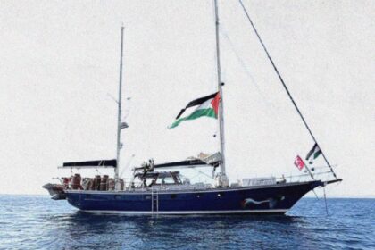 Le bateau humanitaire "Madleen" avant le départ. Photo : © Tan Safi / Coalition de la Flottille de la Liberté