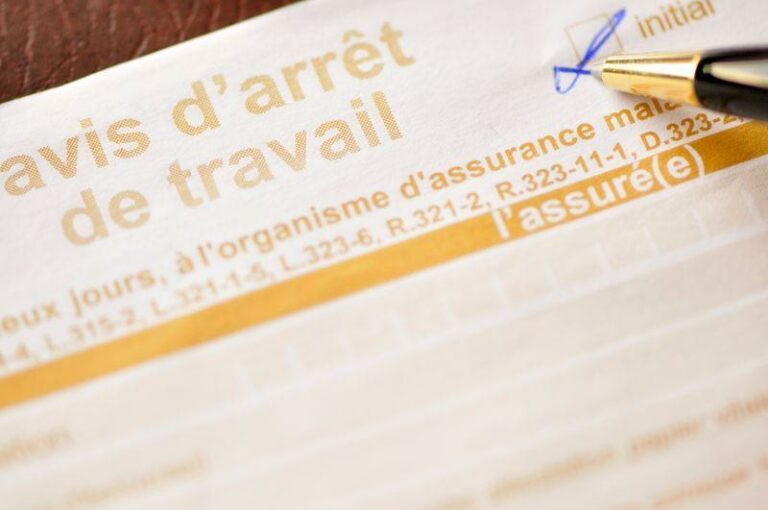 Illustration. Formulaire d'avis d'arrêt de travail. © PHILETDOM - stock.adobe.com / Service Public