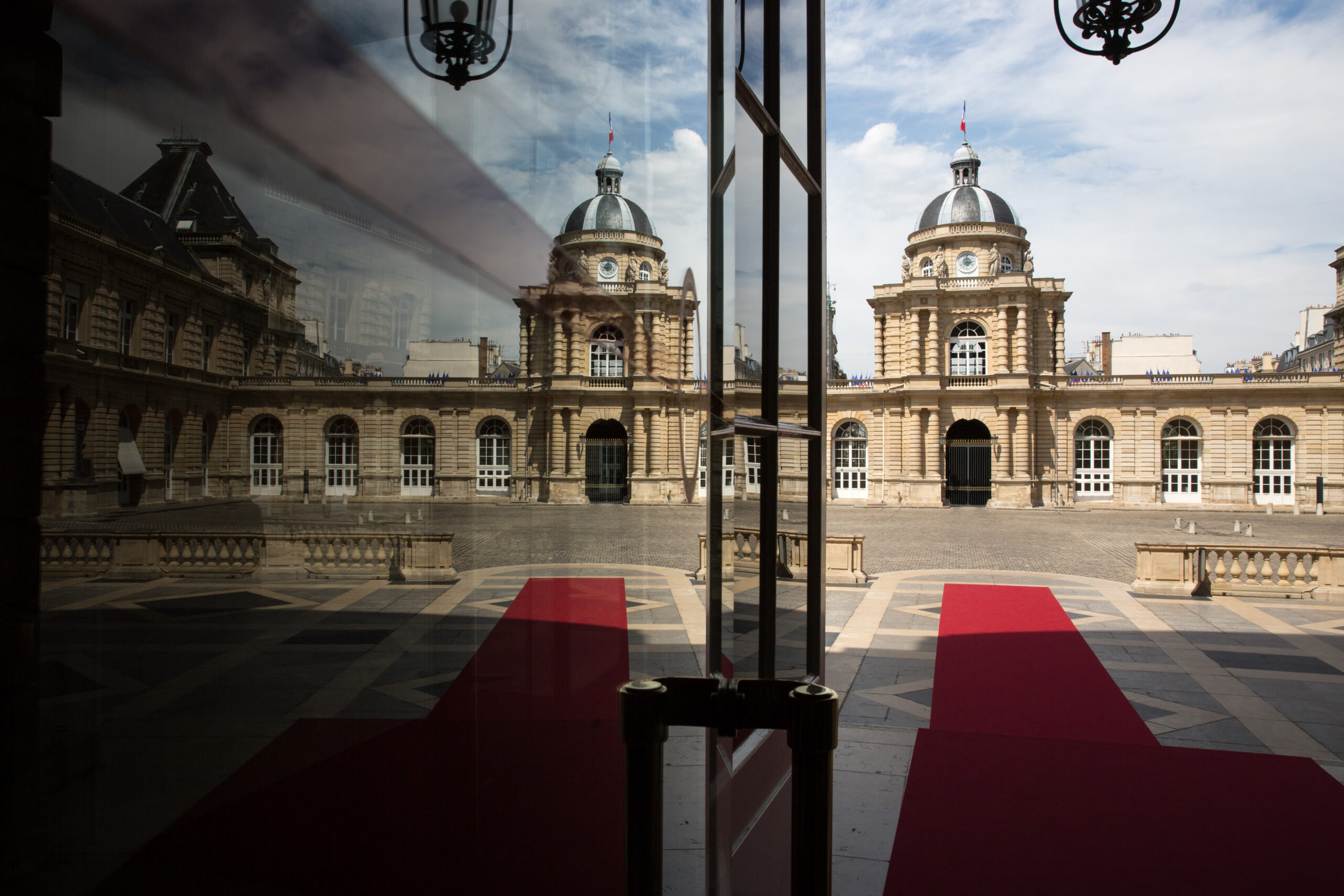 Interdiction des réseaux sociaux aux moins de 15 ans : un débat sous tensions au Sénat