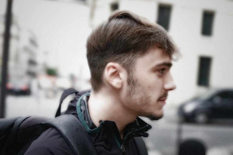 Le journaliste Enzo Rabouy, micro à la main, en pleine interview auprès des Français © Edition Déchiffreur / E. Rabouy. DR