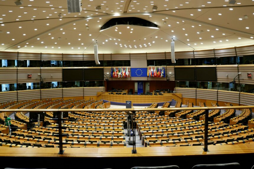 © Vue intérieure de l’hémicycle du Parlement européen, lieu central des débats. © Jonas Horsch/LUPXL