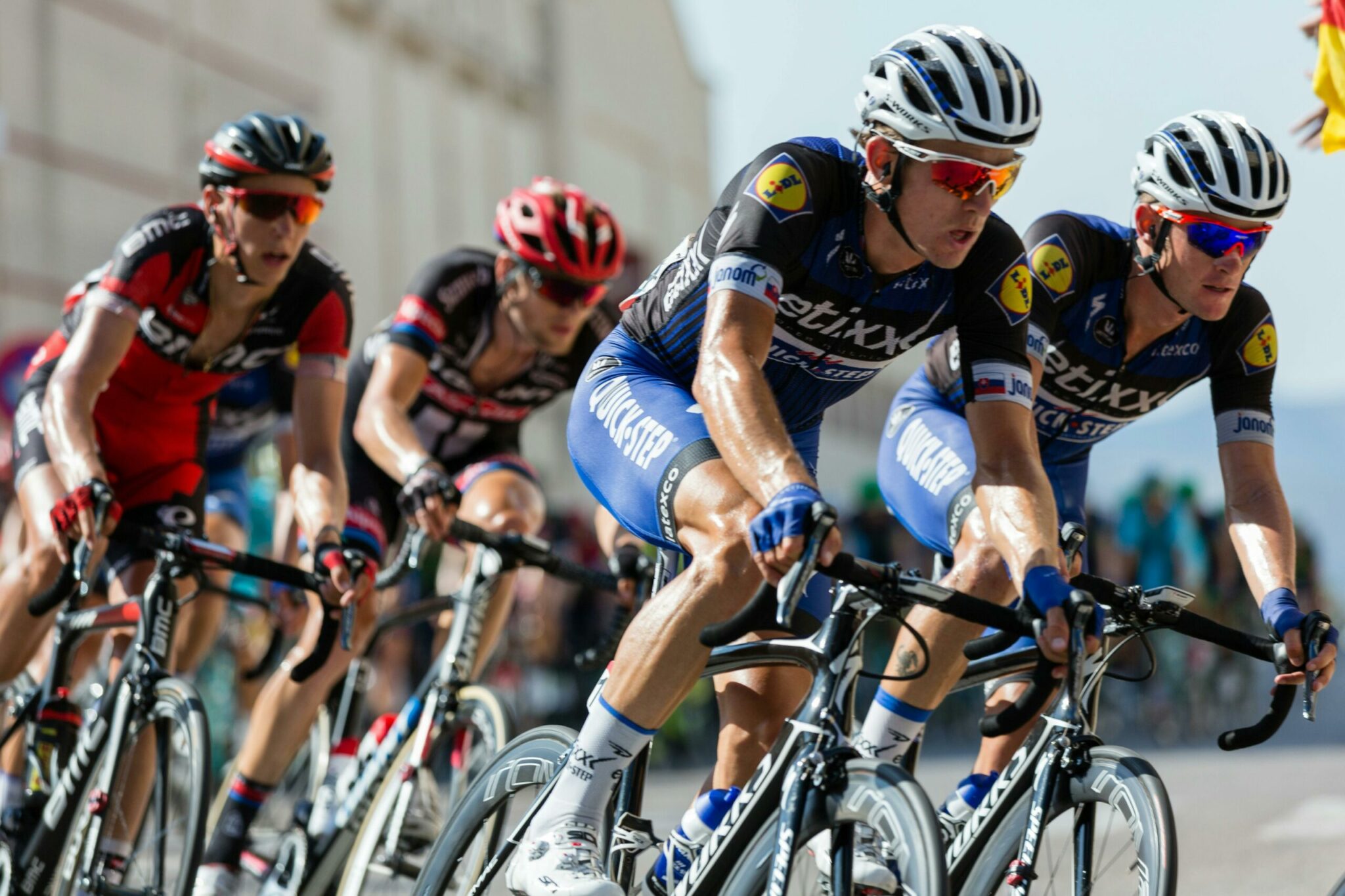 Vue en plongée des cyclistes lors du Tour de France © Pixabay