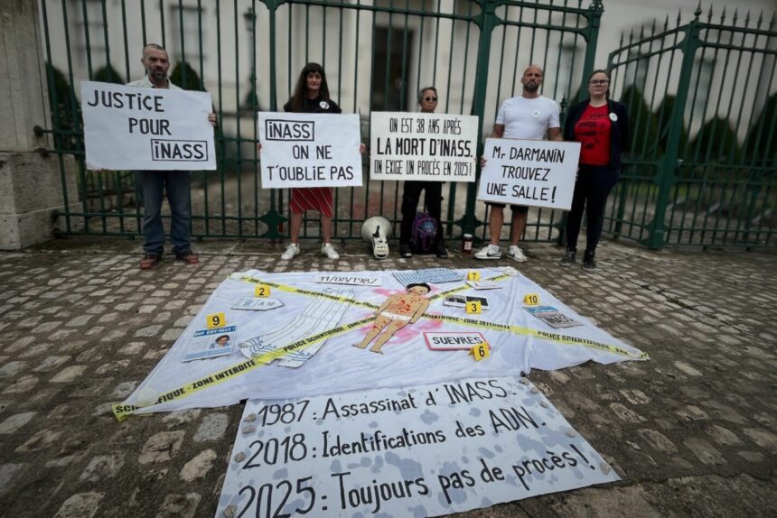 Devant le palais de justice de Blois, le 24 juillet 2025, des membres de l’association Mouv’enfants ont mené une action pour exiger la tenue du procès des parents d’Inass, fillette suppliciée puis abandonnée en 1987 au bord de l’autoroute A10, dans le Loir-et-Cher. © MOUV'ENFANTS / DR