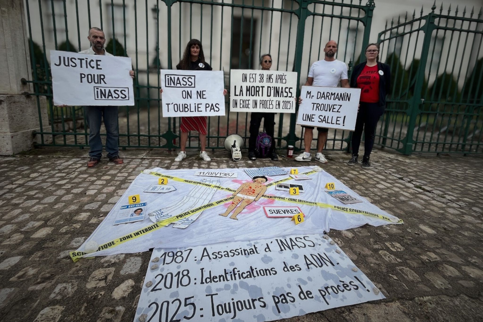 Devant le palais de justice de Blois, le 24 juillet 2025, des membres de l’association Mouv’enfants ont mené une action pour exiger la tenue du procès des parents d’Inass, fillette suppliciée puis abandonnée en 1987 au bord de l’autoroute A10, dans le Loir-et-Cher. © MOUV'ENFANTS / DR