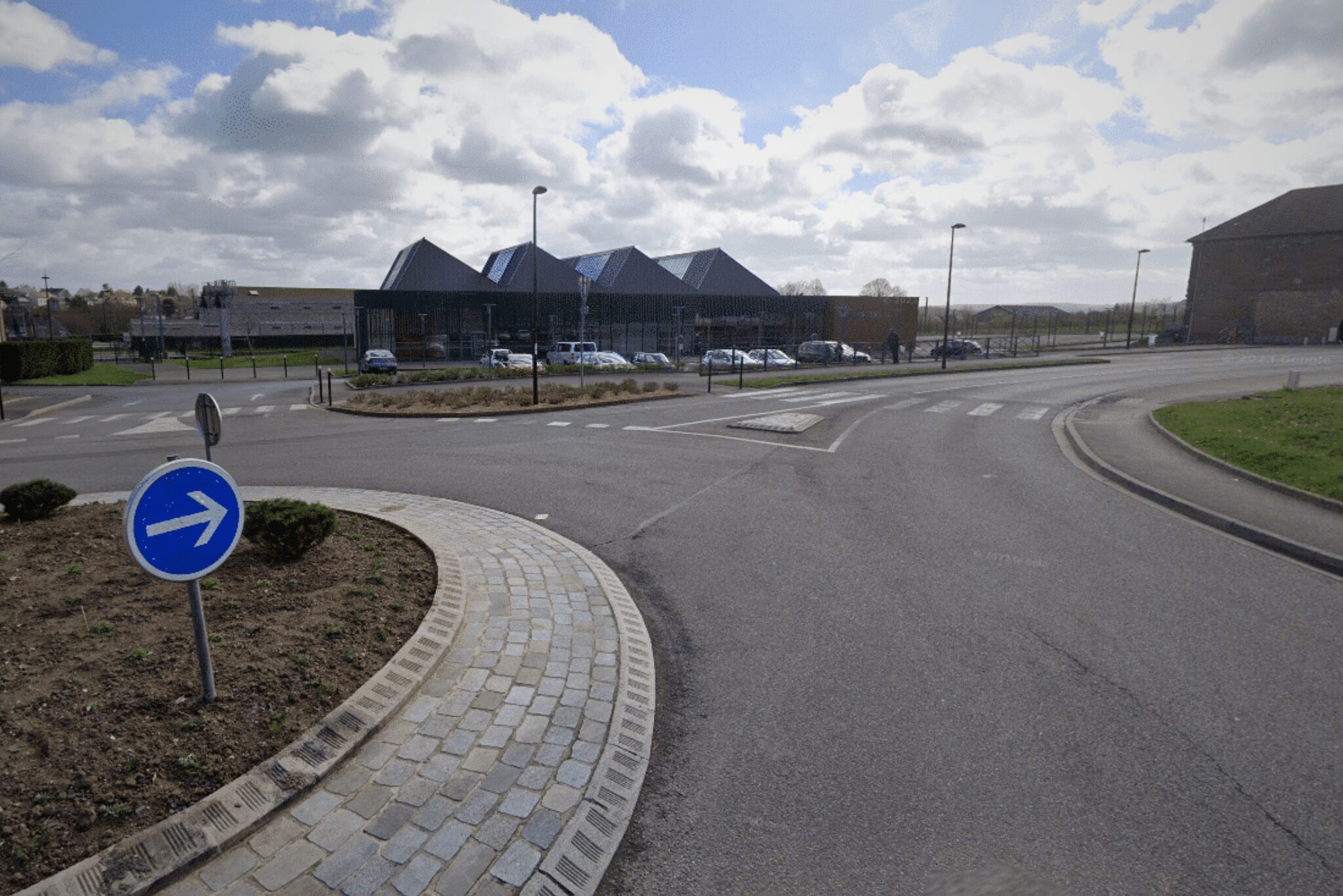 L'accident a eu lieu pr&egrave;s du rond-point situ&eacute; &agrave; proximit&eacute; de la salle de la Manufacture, &agrave; M&eacute;ru (Oise), le mercredi 13 ao&ucirc;t 2025. &copy; GOOGLE MAPS