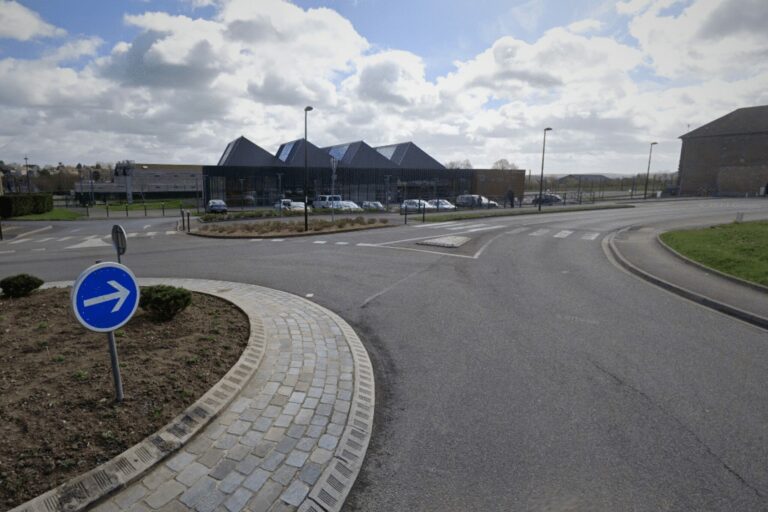 L'accident a eu lieu près du rond-point situé à proximité de la salle de la Manufacture, à Méru (Oise), le mercredi 13 août 2025. © GOOGLE MAPS