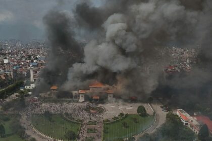 Le Parlement népalais incendié pendant les manifestations. IMAGES AMATEUES / DR