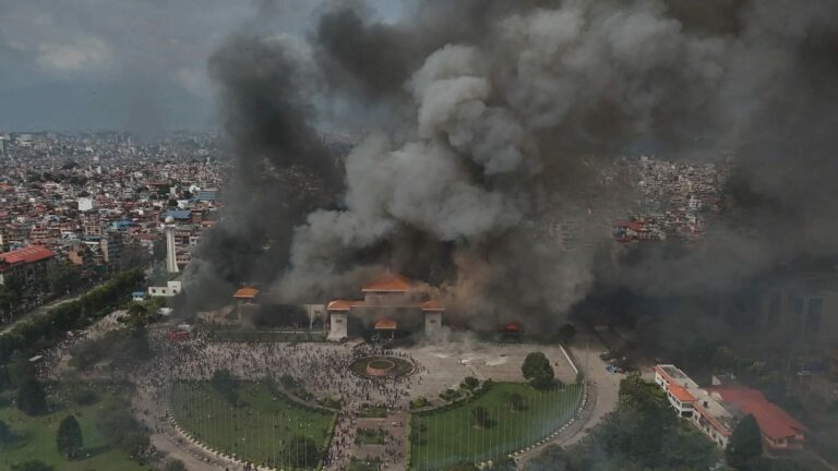 Le Parlement népalais incendié pendant les manifestations. IMAGES AMATEUES / DR