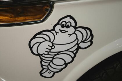 Logo de l'industriel Michelin sur une voiture de course. (Illustration) © Mathias Reding
