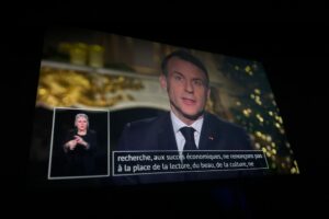 Lors de ses vœux pour 2026, Emmanuel Macron a souligné l’importance de « ne pas renoncer à la lecture, au beau et à la culture » © DECHIFFREUR