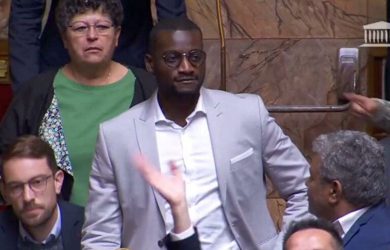 Paris, le jeudi 3 novembre 2022. Carlos Martens Bilongo, à l'Assemblée nationale, pose sa première question dans l'hémicycle. Il est interrompu par un élu RN, Grégoire de Fournas, qui tient des propos aux relents racistes. DR