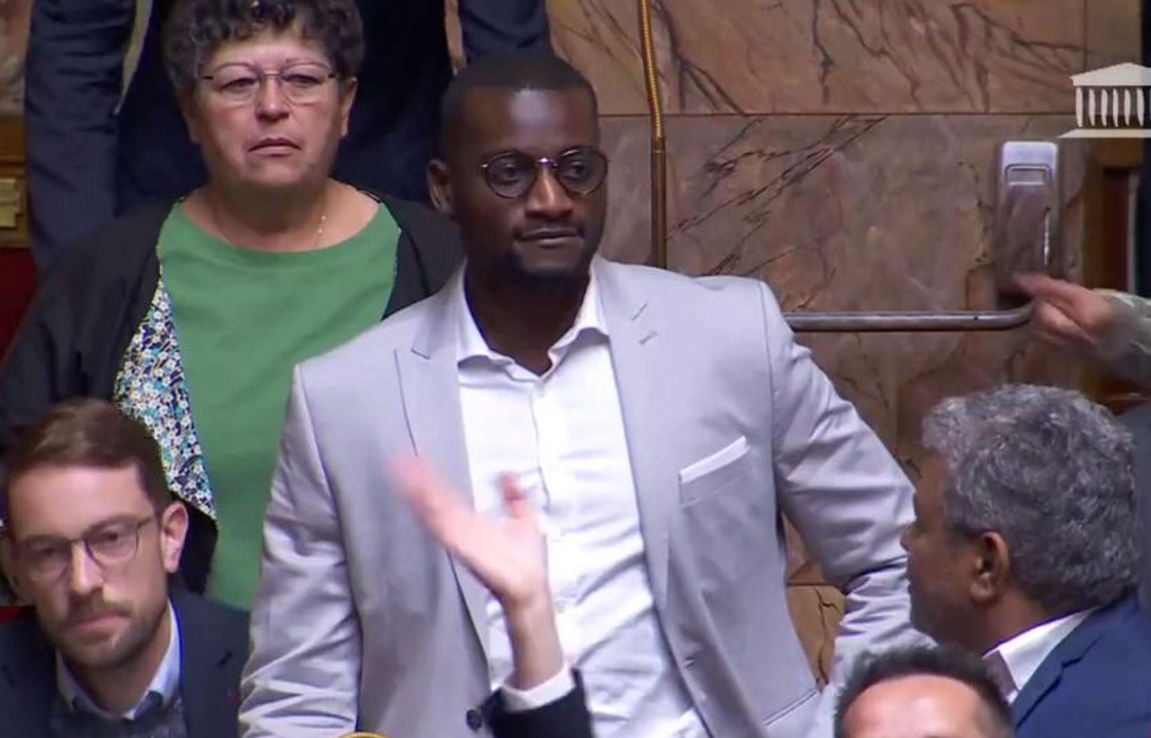 Paris, le jeudi 3 novembre 2022. Carlos Martens Bilongo, à l'Assemblée nationale, pose sa première question dans l'hémicycle. Il est interrompu par un élu RN, Grégoire de Fournas, qui tient des propos aux relents racistes. DR
