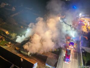 Près de 35 pompiers de l'Oise sont intervenus pour un feu d’appentis et de combles à Troissereux, près de Beauvais. © SDIS 60
