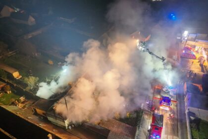 Près de 35 pompiers de l'Oise sont intervenus pour un feu d’appentis et de combles à Troissereux, près de Beauvais. © SDIS 60