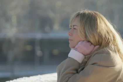 Enora Malagré dans son documentaire « Pourquoi t'as pas d'enfants ? » © France TV / Gaëlle Chauvin / 17 Juin Media