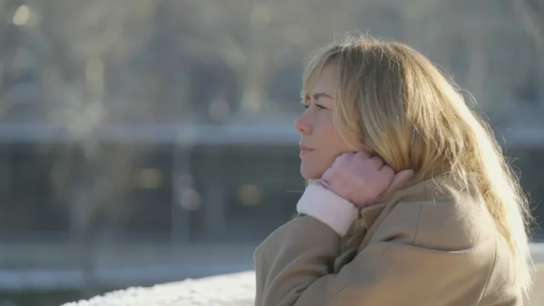 Enora Malagré dans son documentaire « Pourquoi t'as pas d'enfants ? » © France TV / Gaëlle Chauvin / 17 Juin Media