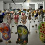 Au premier étage du centre commercial du Jeu de Paume, à Beauvais dans l'Oise, une étrange galerie attire les regards : les plastrons de l'association Célébration pour 366 femmes. © DR