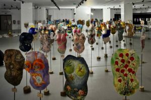 Au premier étage du centre commercial du Jeu de Paume, à Beauvais dans l'Oise, une étrange galerie attire les regards : les plastrons de l'association Célébration pour 366 femmes. © DR