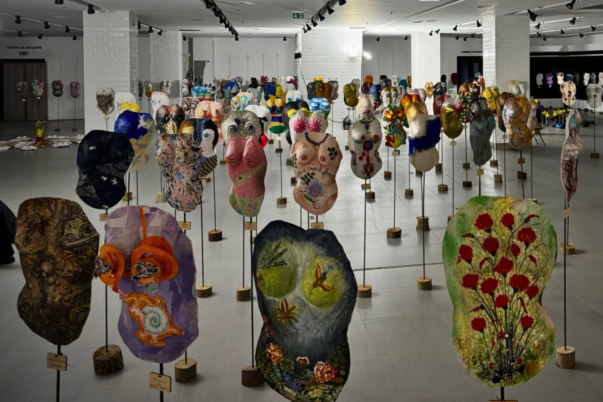 À Beauvais, un projet artistique collectif autour du plastron pour sensibiliser aux violences faites aux femmes 2 Au premier étage du centre commercial du Jeu de Paume, à Beauvais dans l'Oise, une étrange galerie attire les regards : les plastrons de l'association Célébration pour 366 femmes. © DR