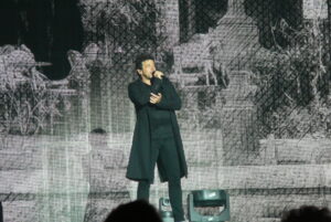 Le chanteur sur la scène du Forest National, à Bruxelles, le 14 mai 2019, le jour de son 60e anniversaire. © WIKIMÉDIA / G. Delsaut - DR