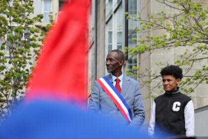 Le Maire LFI de Saint-Denis, Bally Bagayoko, en marge du rassemblement contre le racisme organisé le 4 avril 2026 © DÉCHIFFREUR / DB