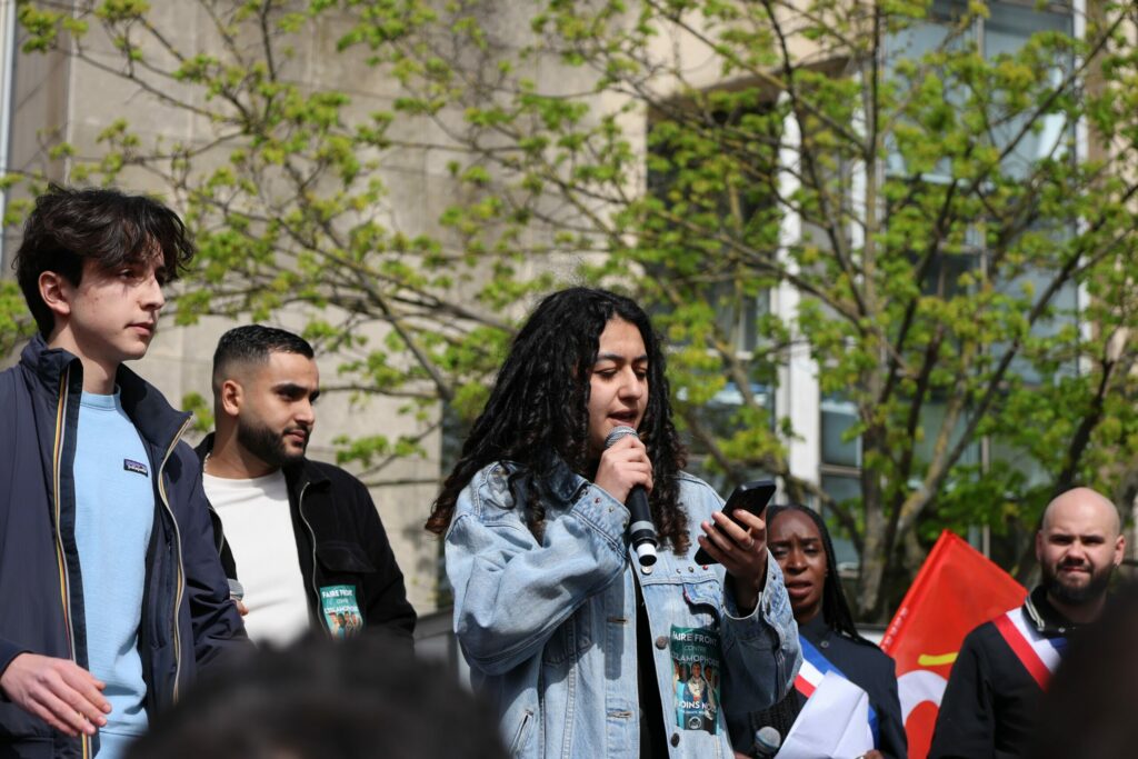 À Saint-Denis, plusieurs milliers de personnes rassemblées contre le racisme autour du maire Bally Bagayoko 20 Membres de l'EDR (Espoir, Dignité, Résistance), collectif fondé en mars 2025 pour lutter contre l'islamophobie, dont Manès Nadel est le porte-parole. 4 avril 2026 à Saint-Denis lors du rassemblement contre le racisme à l'appel de Bally Bagayoko © DECHIFFREUR/DB