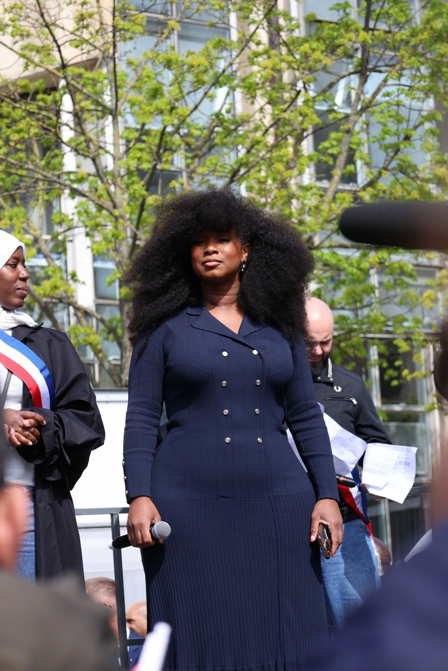 À Saint-Denis, plusieurs milliers de personnes rassemblées contre le racisme autour du maire Bally Bagayoko 19 Assa Traoré, militante antiraciste française, sœur aînée d'Adama Traoré, mort en 2016 après son interpellation par des gendarmes. Fondatrice du Comité vérité et justice pour Adama. Elle était présente ce samedi 4 avril à Sain-Denis pour soutenir le Maire Bally Bagayoko © DECHIFFREUR / DB