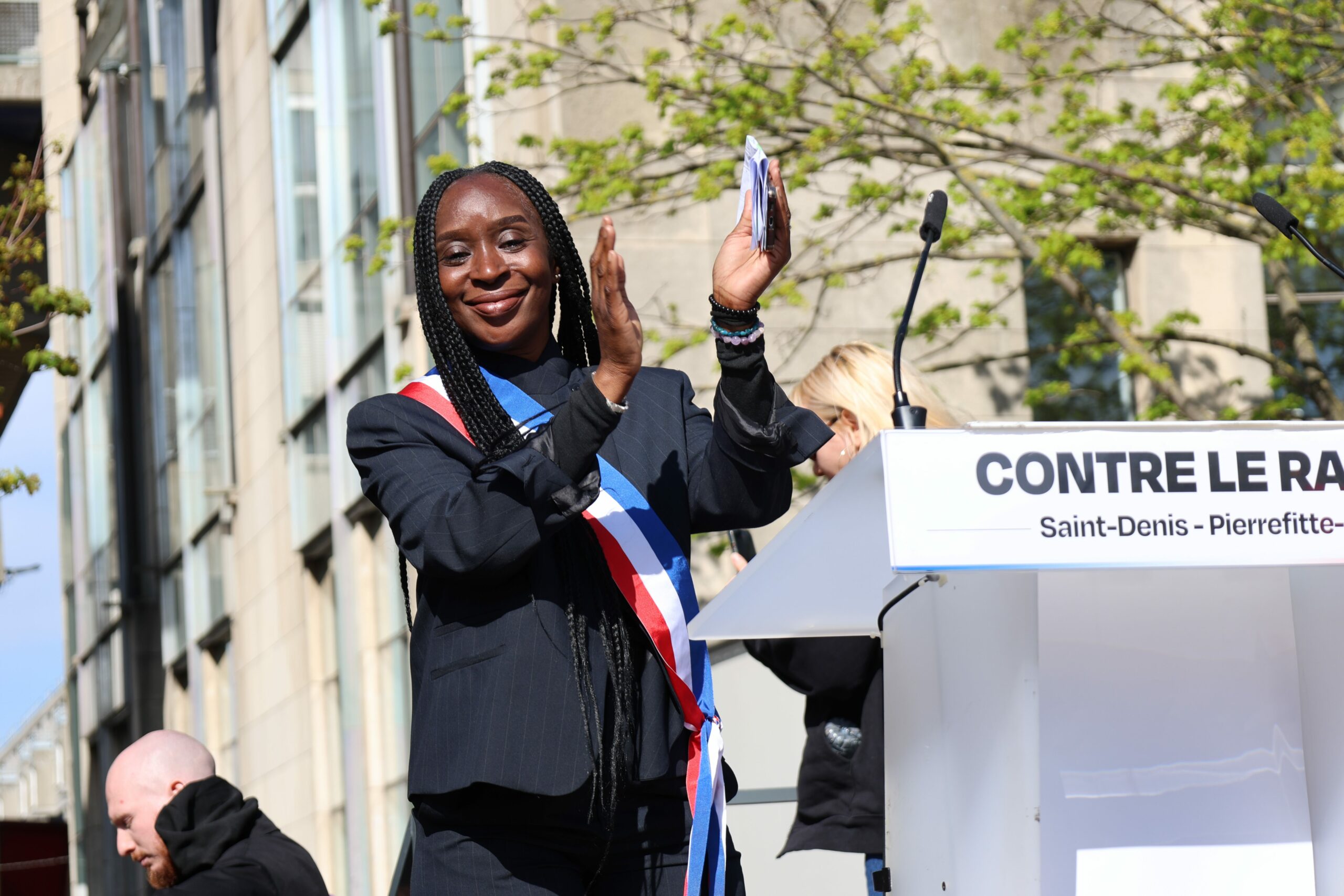 À Saint-Denis, plusieurs milliers de personnes rassemblées contre le racisme autour du maire Bally Bagayoko 16 Diangou Traoré, colistière du maire de Saint-Denis Bally Bagayoko et figure des luttes contre le mal-logement et les violences policières, le 4 avril 2026 au rassemblement contre le racisme © DECHIFFREUR/DB
