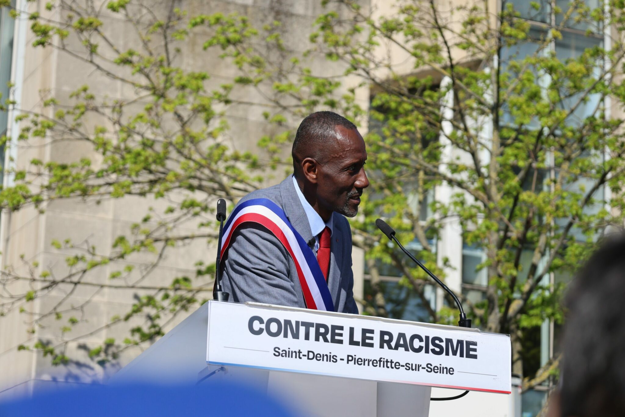 À Saint-Denis, plusieurs milliers de personnes rassemblées contre le racisme autour du maire Bally Bagayoko 2 Bally Bagayoko, le 4 avril 2026 à Saint-Denis, lors du rassemblement contre le racisme © DECHIFFREUR/ DB
