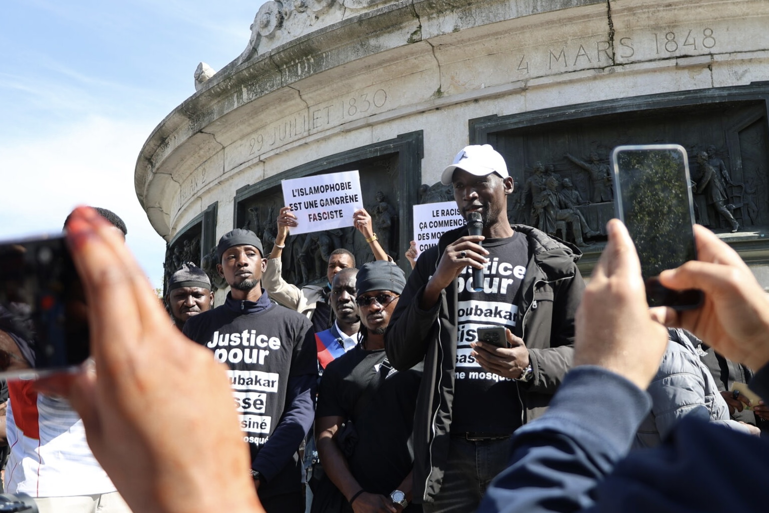 Rassemblement en mémoire d’Aboubakar Cissé, le 25 avril 2026 sur la place de la République à Paris, un an après son assassinat. © DECHIFFREUR/DB